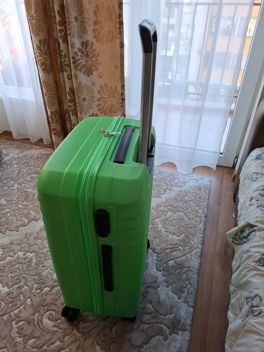 продавам зелен куфар 60 L KARST BORELLI , с 4 колелца, 60 х 42 х 26 см
