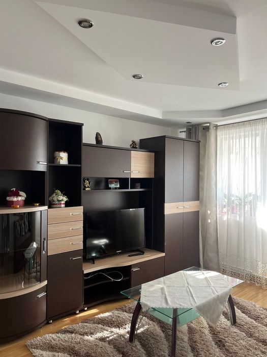 Inchiriez apartament cu 3 camere, mobilat și utilat .