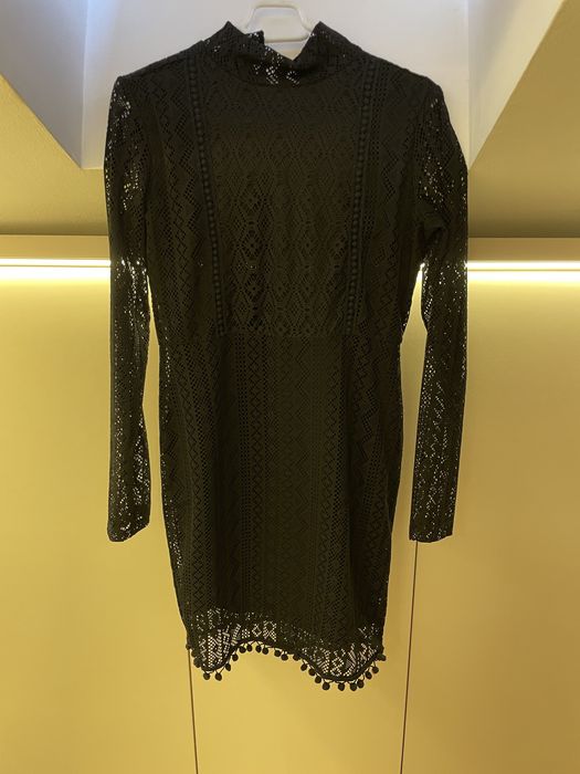 Rochie neagra cu ciucuri, model deosebit!