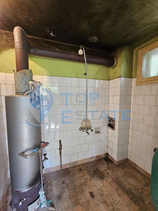 Двуетажна тухлена къща с гараж и голям двор в село Добромирка