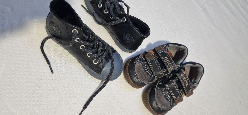 Vând căciuli și papucei din piele