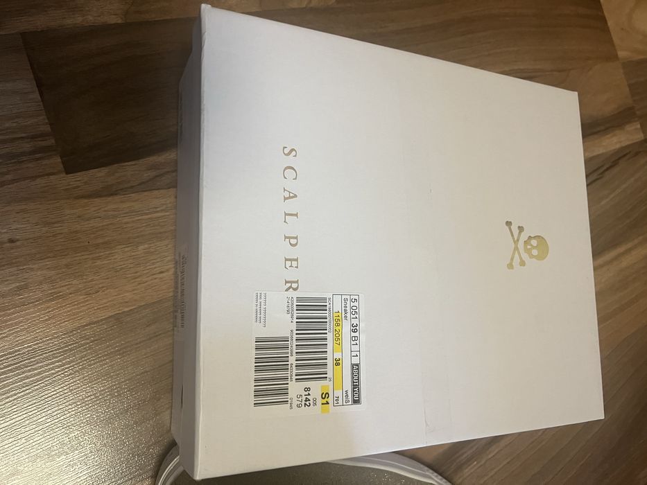 Дамски златисти кецове Скалпърс