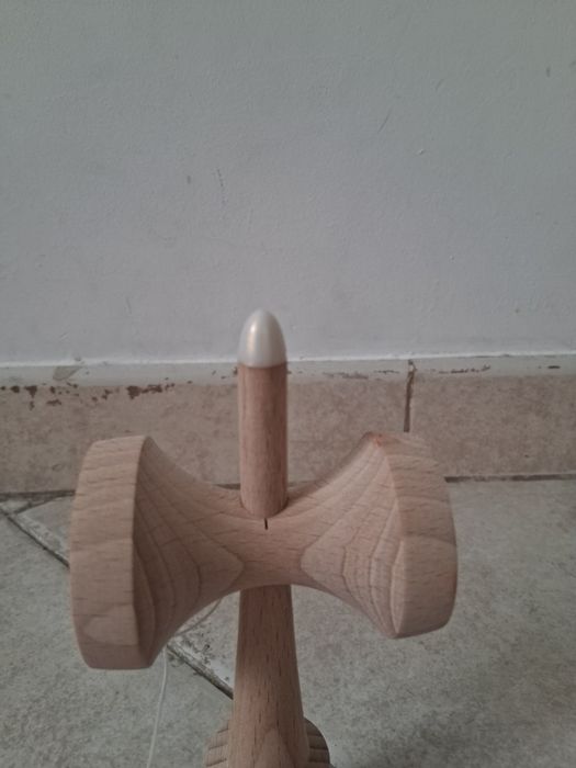 Vând kendama mugen musou rainbow nou nouta cu cutie și ata de rezerva cu stickere