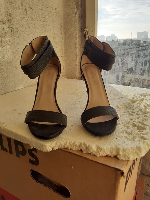 Стилни черни сандали на висок ток