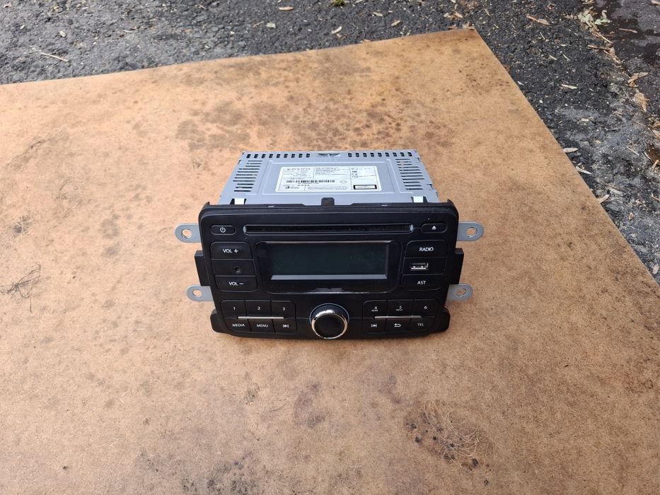 Casetofon logan 2 foarte puțin folosit impecabila