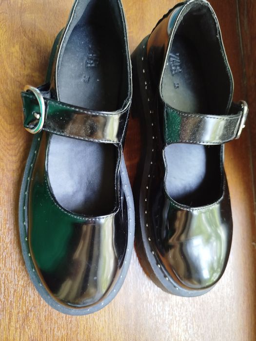 Продам школьные туфли