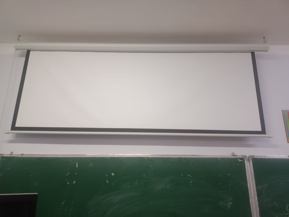 Proektor ekran sotiladi