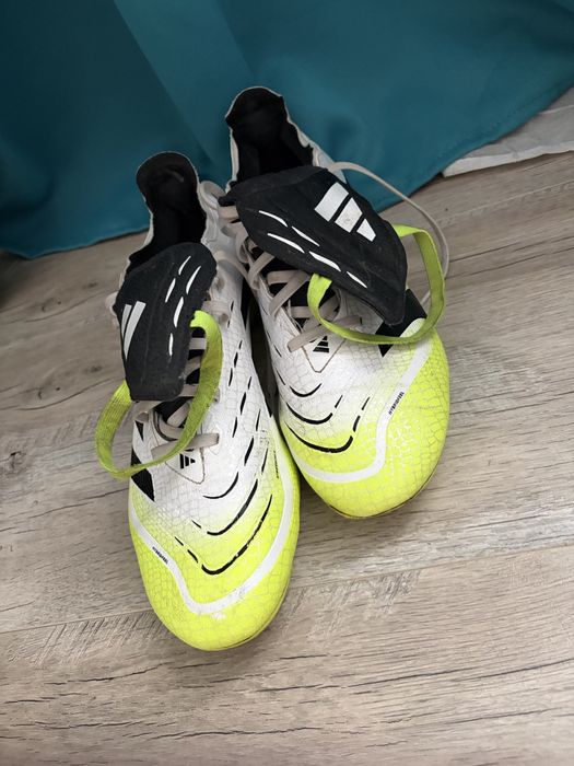 Vand ghete fotbal adidas predator