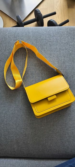 Жълта дамска чанта