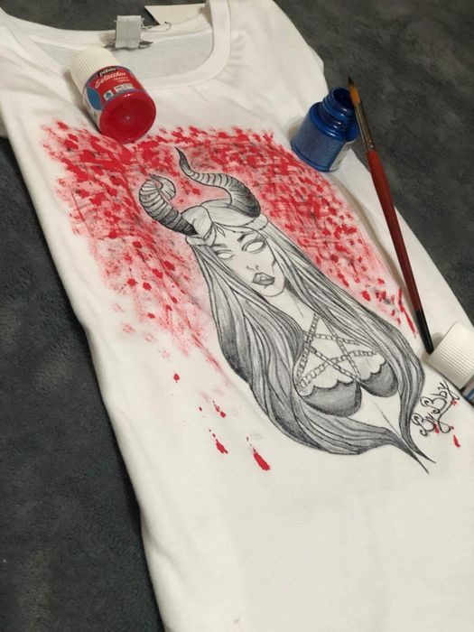 Tricouri personalizate / pictate manual