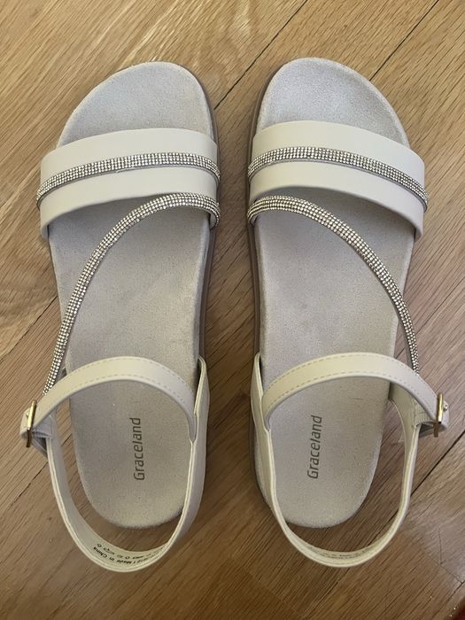 Нови сандали Graceland в бежово