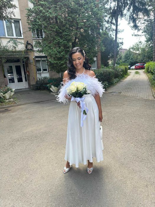 Rochie midi satinata cu pene la decolteu