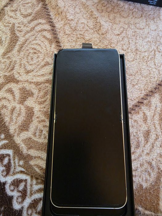 Продавам Samsung z flip 6