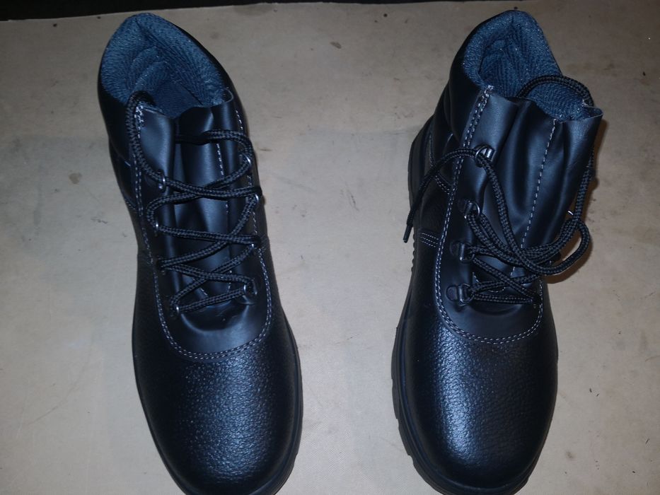 Vând  ghete și pantofi  din piele.