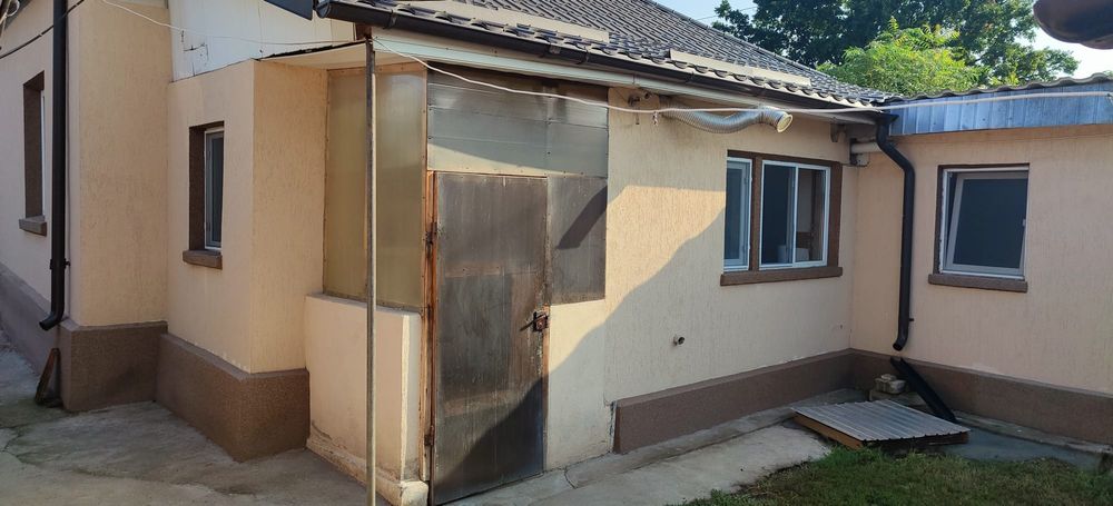 Vând casă cu curte