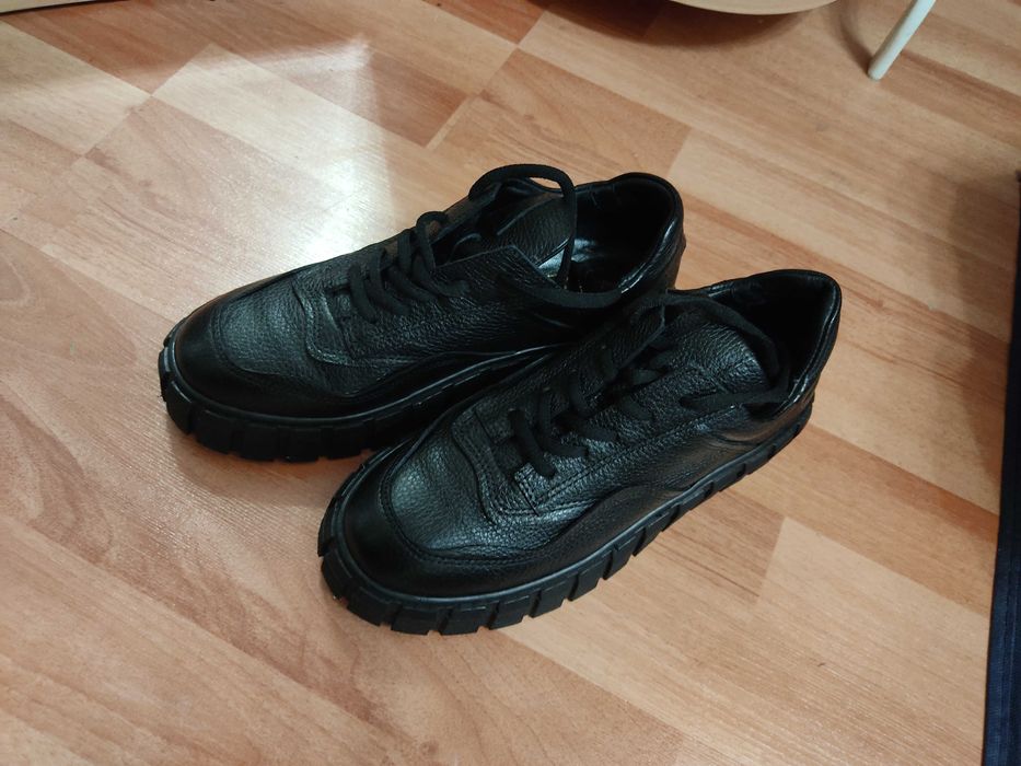 Продам черные кожаные кроссовки