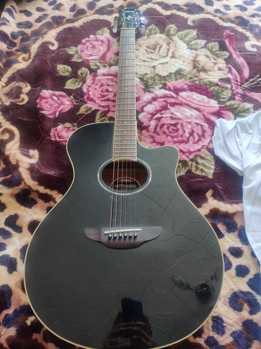 Chitară electro-acustică Yamaha APX600 – stare  foarte bună