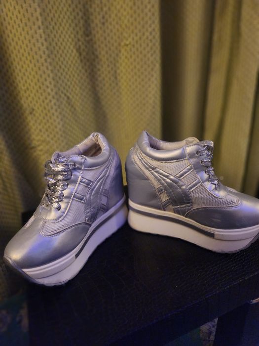 Маратонки на платформа