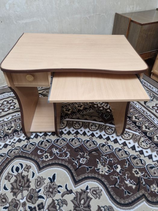 Продаётся компьютерный стол