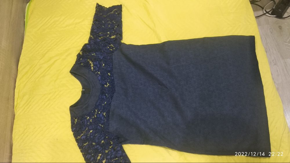 Продавам тъмно синя рокля