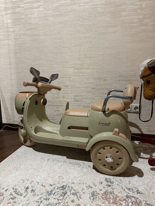 Продам игрушку детскую машинку и лошадку , Б/у но в хорошем состоянии