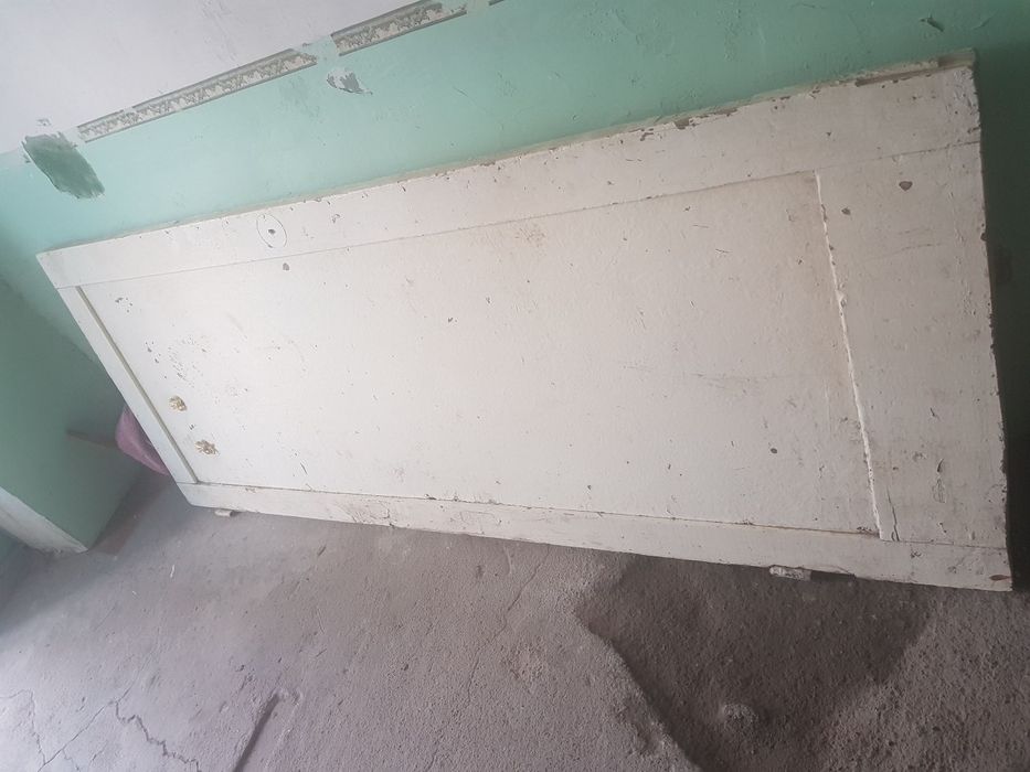 Eshik sotiladi ikkalasi 100 ming sóm