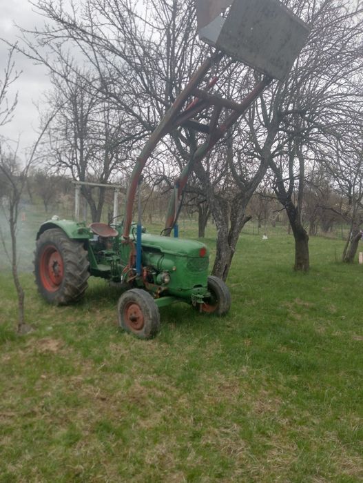 Vând încărcător frontal de tractor