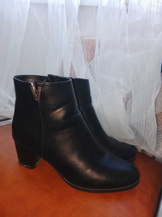 Vând botine de piele ! Predare personala numai în Suceava!