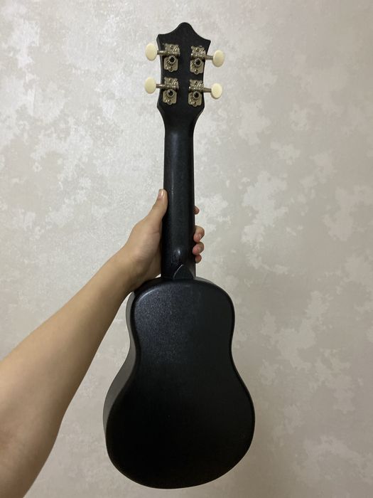 Черное   укулеле
