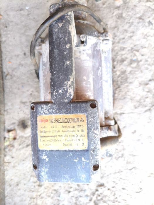 Продам вибратор глубинный.