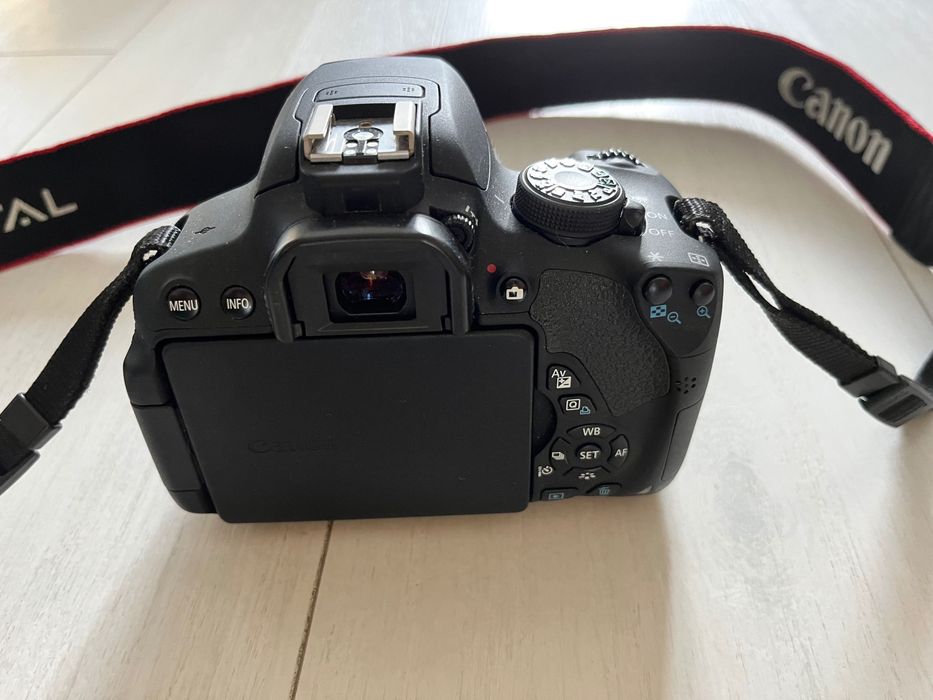 Фотоапарат Canon EOS 700 D