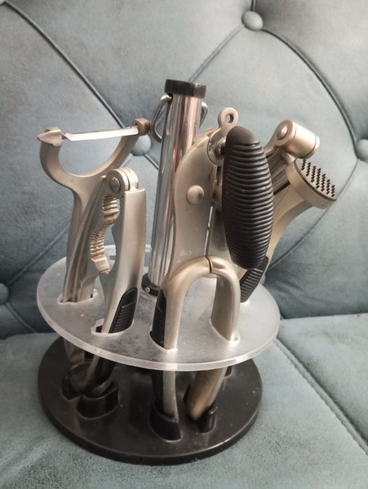 Продаются комплекты разных кухонных приборов.