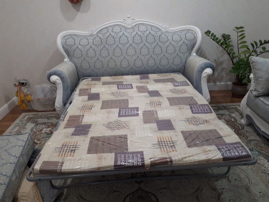 Диван небесно голубой