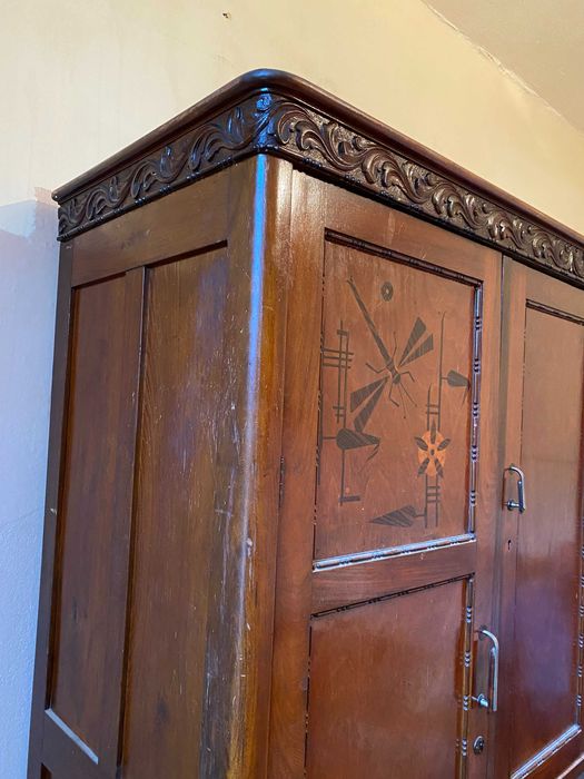 Старинен гардероб с резби от края на 19 век, запазен