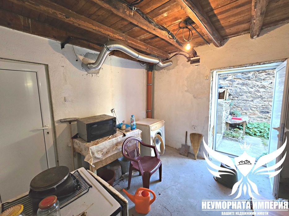 Продавам двуетажна къща 195РЗП с широк двор 1020кв. в с.Тополово