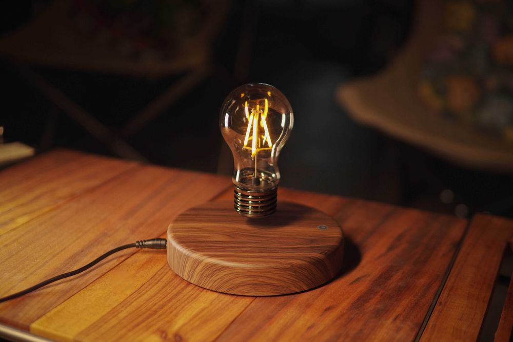 Левитираща лампа