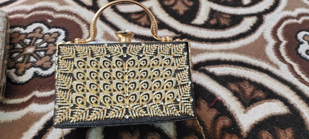 Sumka. Bazmlarga va to'ylarga olib yurish uchun qulay.