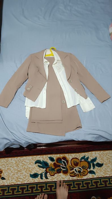 Костюм юбка,брюки, блузка размер 36