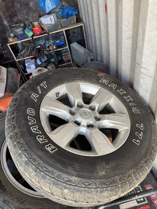 Продам шины диски на прадо