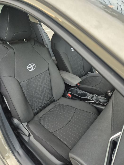 Huse auto Toyota Corolla sedan si Cross, Yaris Cross