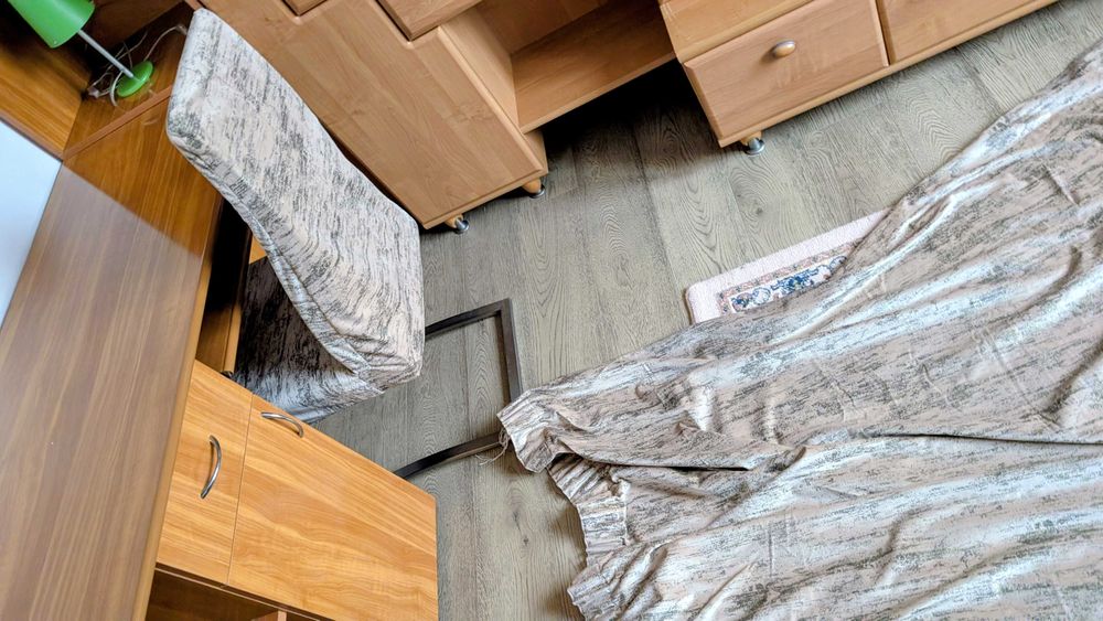 Birou calculator + raft + scaun + draperii + bonus veioză