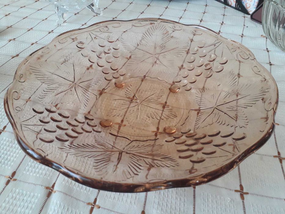 Стъклени чаши, чинии, купи и подноси