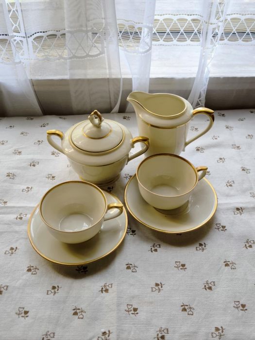 Чаши за чай, захарница и каничка