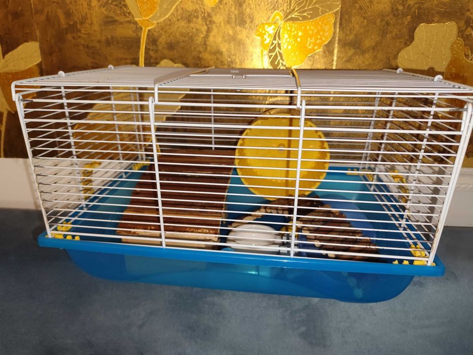 o cușcă spațioasă și echipată pentru hamster.
