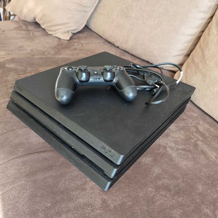 Продавам PS4 Pro 1TB