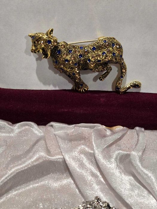 Брошки различни модели