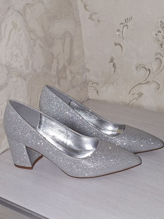 Merry me to'y marosimlari uchun oyoq kiyim