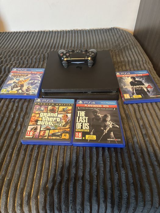 ПРОДАВАМ ps4 slim 1 TB + 4 игри + един джойстик
