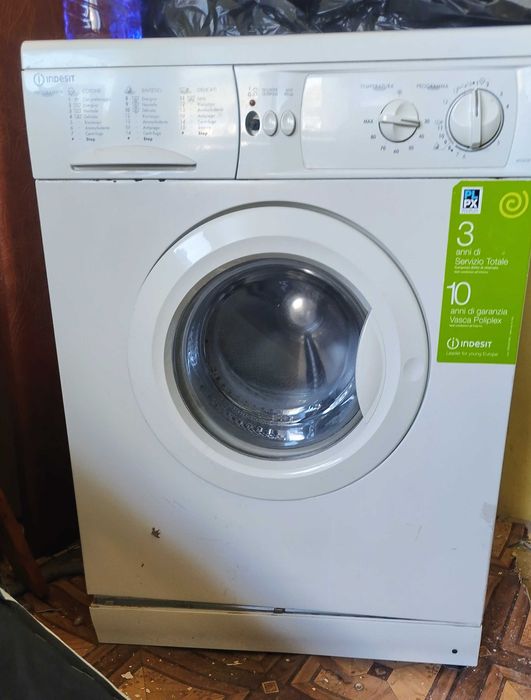 Пералня Indesit за части – работещ мотор и електроника