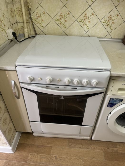 Газ плита Индезит и вытяшка Витек